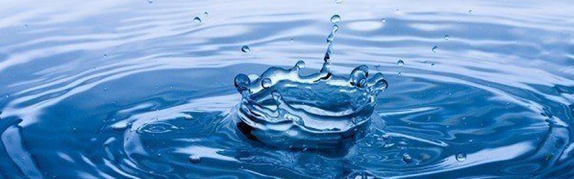Agua cristalina en movimiento